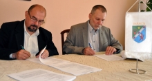 Gál Imre és Nándori István aláírja szerződést