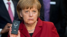 Merkel kancellára telefonjával