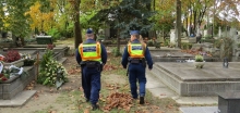 rendőrök a temetőkben