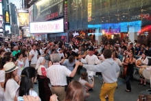 Néptáncosok a Times Square-en