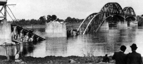 1944-ben lebombázott bajai Duna-híd