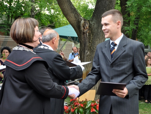 Ailer Piroska, rektor gratulál a diplomaosztón