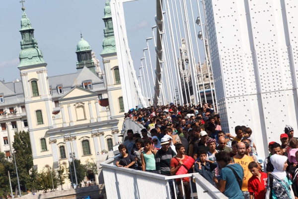 menekültek Budapesten az Erzsébet hídon