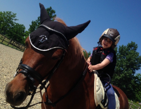 kislány tanul lovagolni
