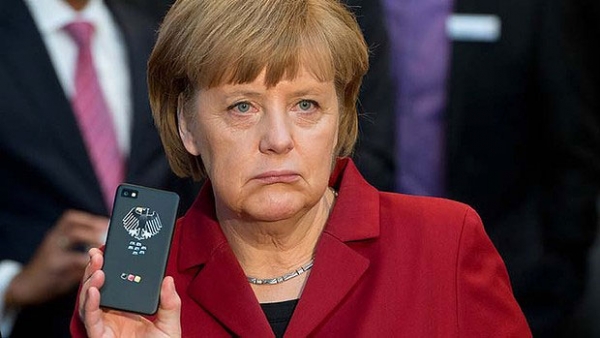 Merkel kancellára telefonjával
